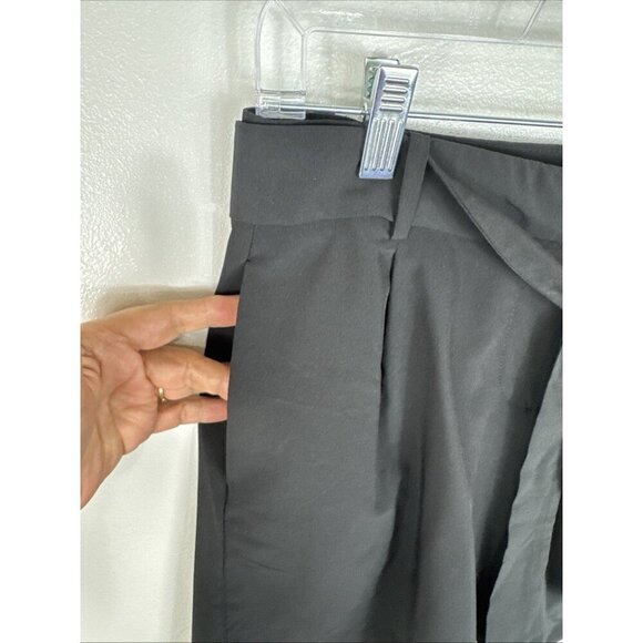 Calvin Klein Women's 4 Dressy Shorts Black Pleated Belt EUC Inseam 7.5" - Picture 3 of 9